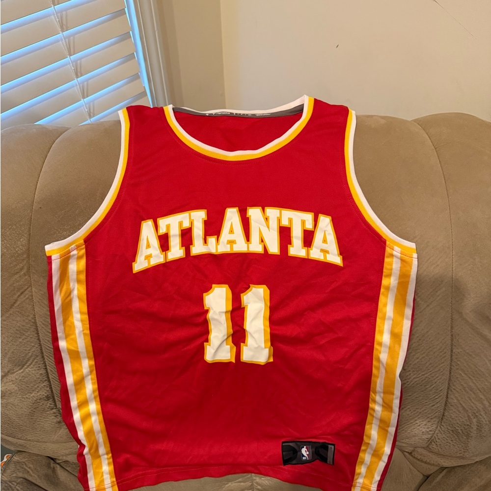 Atlanta Hawks Trey Young g Jersey Size Men’s Medium only worn maybe twice